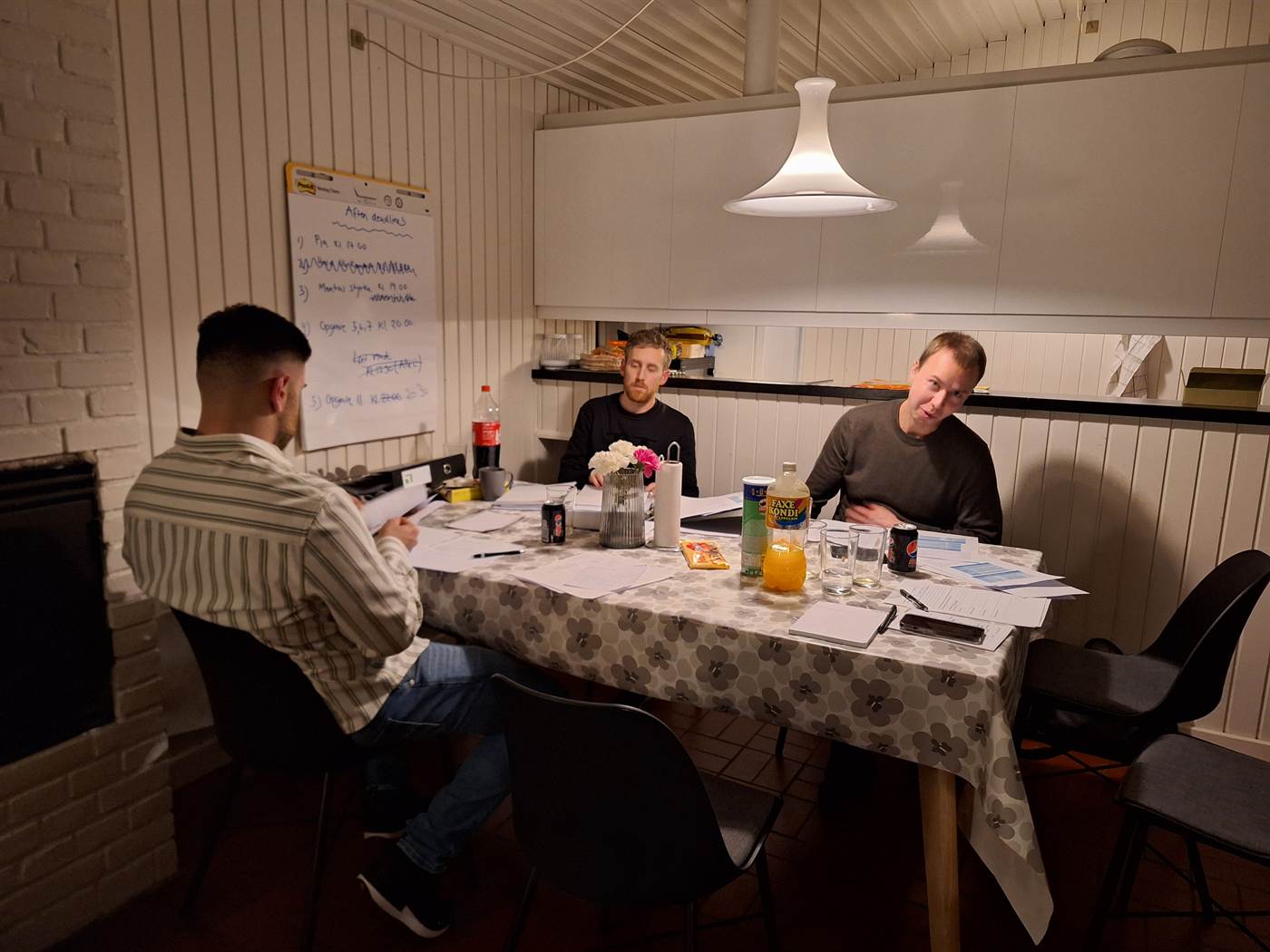 Deltagere arbejder om aftenen på modul 4 med aftenens deadlines på flipoveren bag dem