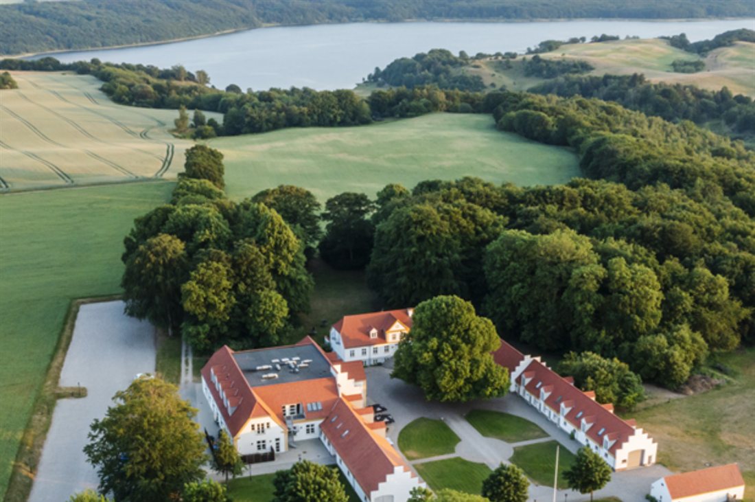 Bramslevgård set fra luften med Mariager Fjord bagved