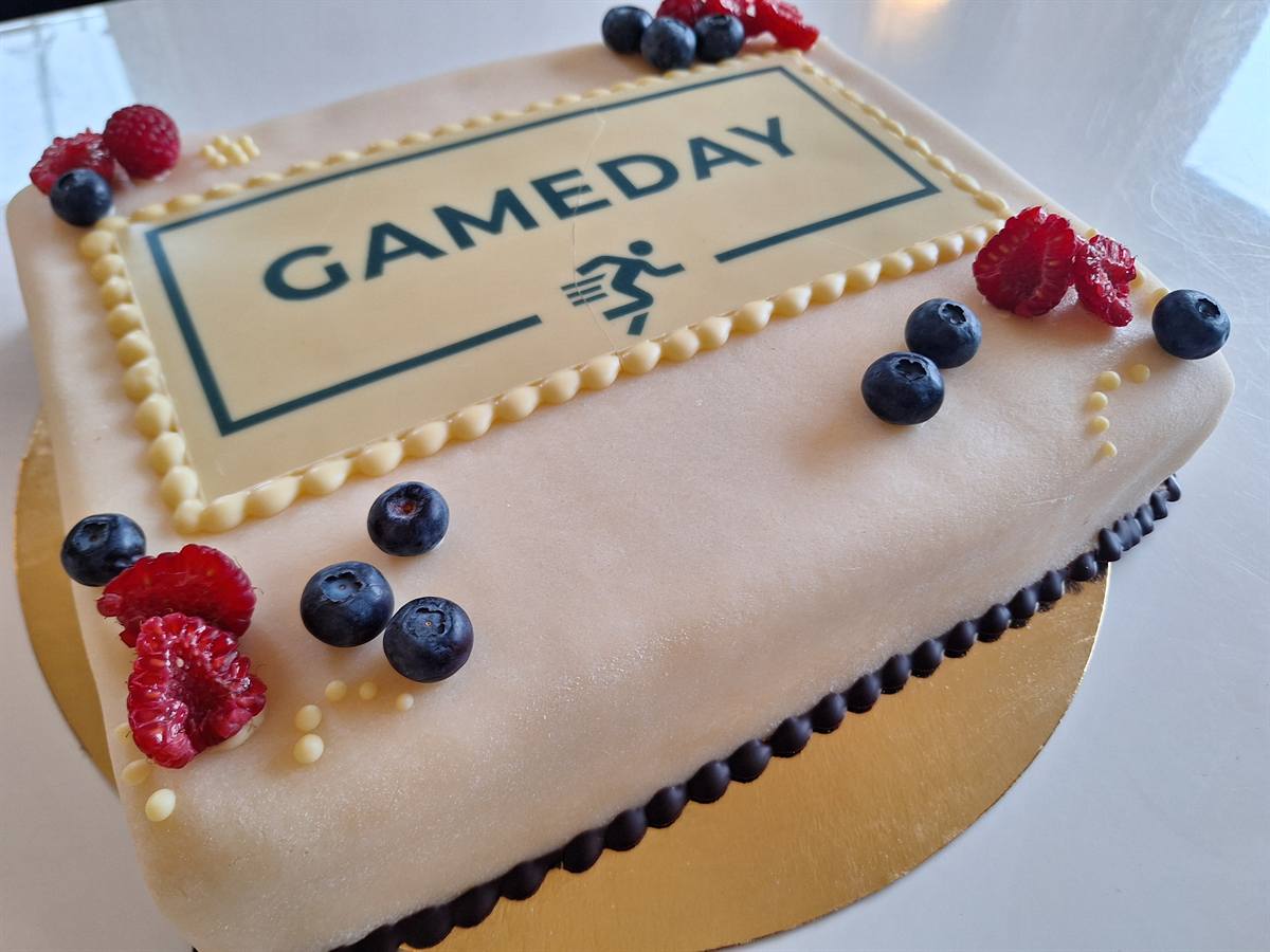 Kage med GAMEDAY-logo på sidste dag af modul 4